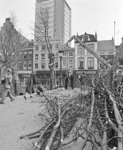 882331 Afbeelding van het kappen van een boom op de werf aan de oostzijde van de Oudegracht, bij de Jansbrug te Utrecht